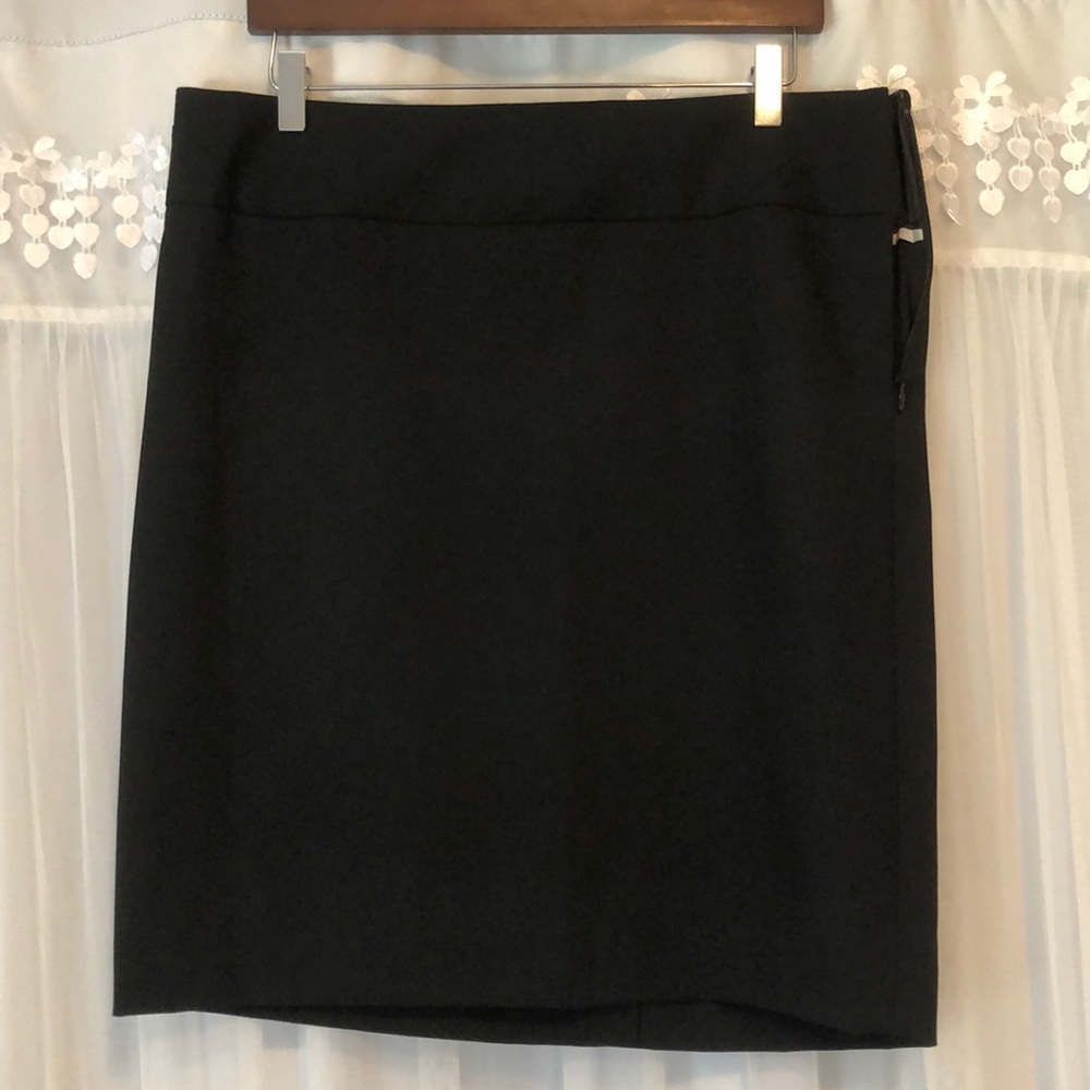 The Limited short cute black skirt!